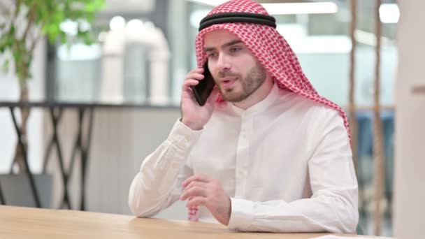 Vrolijke Arabische zakenman aan het praten op Smartphone in Office — Stockvideo