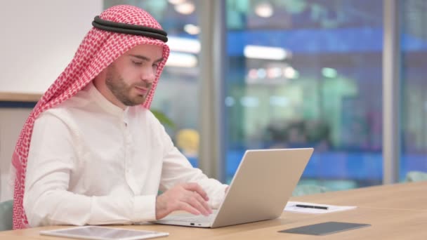 Professionele Arabische zakenman doet Video Call op Laptop in Office — Stockvideo