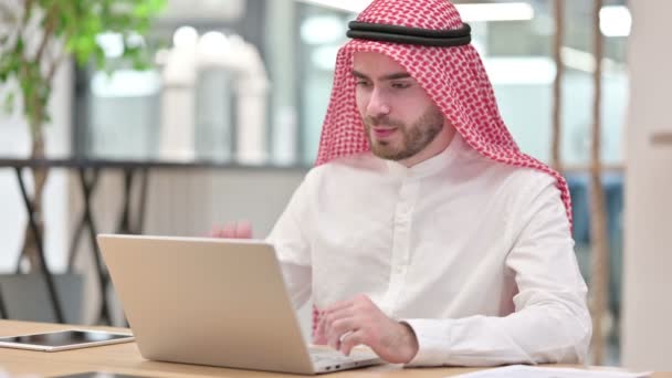 Empresario árabe trabajador haciendo videollamada en el ordenador portátil en la oficina — Vídeos de Stock