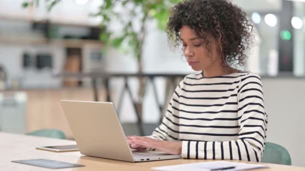 Strenge afrikanische Geschäftsfrauen mit Laptop sagen per Fingerzeichen Nein — Stockvideo