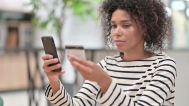 Ofisteki Akıllı Telefondaki Başarıyı Kutlayan Afrikalı İş Kadını