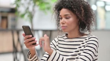 Akıllı telefon kullanan genç Afrikalı İş kadınına yakın çekim