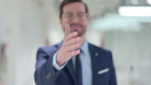 Retrato de un joven empresario haciendo un gesto de apretón de manos — Vídeo de stock