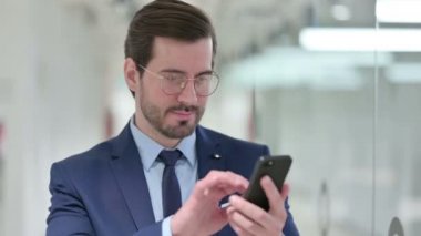 Smartphone 'da Başarılı Oluşunu Kutlayan Heyecanlı Genç İşadamının Portresi 