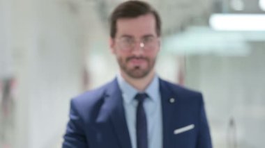 Başarılı Genç İşadamının Portresi Dolarları Tutuyor 