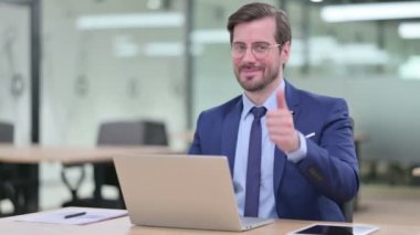 Pozitif Genç İşadamından Başparmak Yukarı 