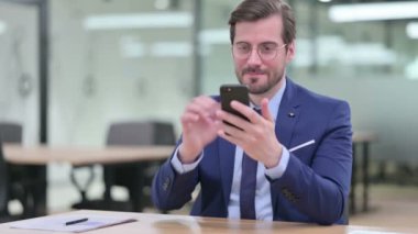 Genç İşadamı Akıllı Telefon 'da Başarı Kutlaması