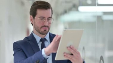 Tablette Başarı Kutlaması İçin Heyecanlı Genç İşadamı