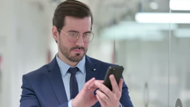 Портрет привлекательного молодого бизнесмена с использованием смартфона — стоковое видео
