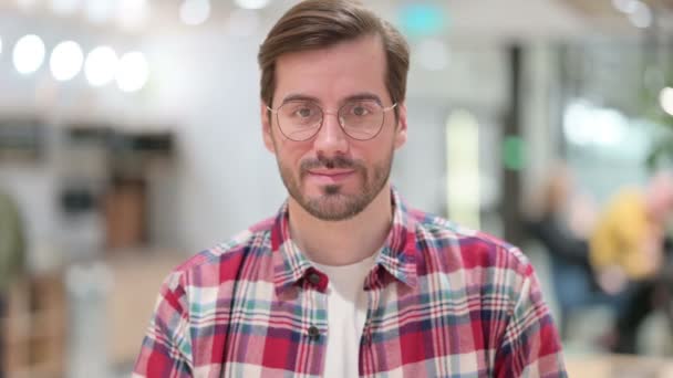 Портрет неодобрительного мужчины-дизайнера, говорящего "Нет" — стоковое видео