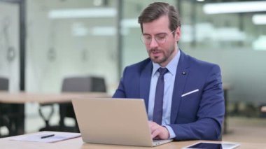 Laptop öksüren hasta genç iş adamı. 