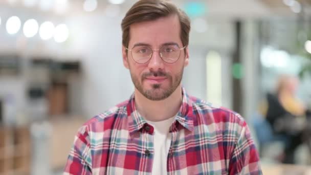 Ciddi Erkek Tasarımcının Portresi Hayır Yazan Parmak İşareti — Stok video
