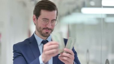 Başarılı Genç İşadamının Portresi Dolar Sayıyor