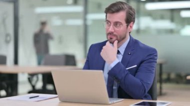 Düşünceli Genç İş Adamı Bilgisayarda Düşünüyor ve Çalışıyor 