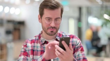 Smartphone 'da Heyecanlı Erkek Tasarımcı Başarısını Kutluyor 
