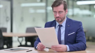 Başarılı Genç İşadamı Kağıda Yazıyor 