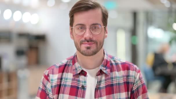 Portret Atrakcyjny Mężczyzna Projektant Pokazuje Ok Zaloguj się Ręką — Wideo stockowe