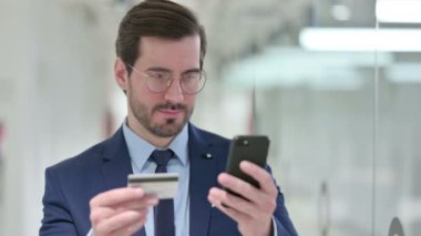 Smartphone 'da Çevrimiçi Ödeme Yapan Genç İşadamının Portresi 