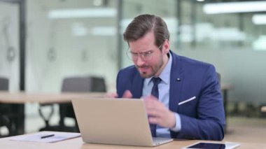 Kayıp, Genç İşadamı Bilgisayardaki Başarısızlığa Tepki Veriyor 