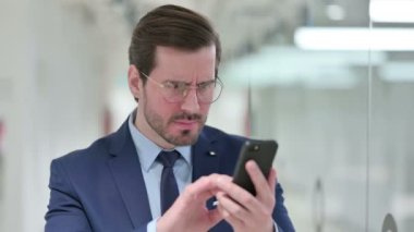 Smartphone 'da Kayıp Olan Genç İşadamının Portresi 