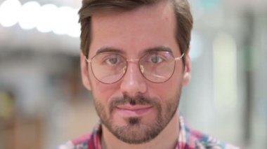 Ciddi Genç Adam 'ın Yüzü 