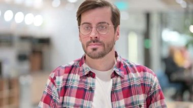 Hasta Erkek Tasarımcı Öksürüğü Portresi