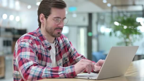 Seriös Man Designer med Laptop säger nej av huvud skakning — Stockvideo