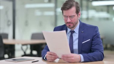 Kâğıda Yazmaya Çalışan Hayal kırıklığına uğramış Genç İşadamı 