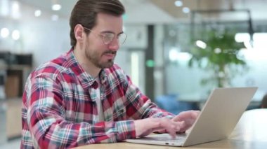Odaklanmış Erkek Tasarımcı Laptop üzerinde çalışıyor 