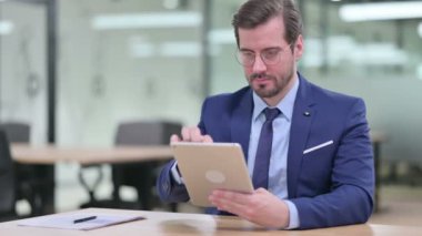 Tablet kullanan Ciddi Profesyonel Genç İş Adamı 