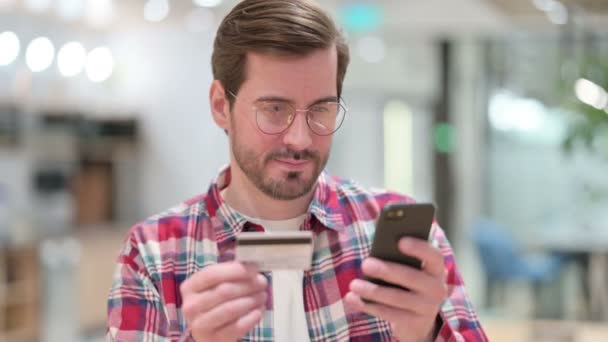 Retrato de Hombre Diseñador haciendo Pago en Línea en Smartphone — Vídeos de Stock