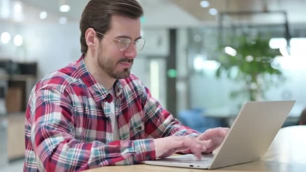 Odaklanmış Erkek Tasarımcı Laptop üzerinde çalışıyor — Stok video