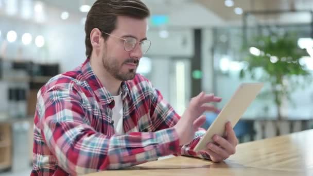 Vážná profesionální mužská designérka používající tablet — Stock video