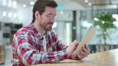 Heyecanlı Erkek Tasarımcı Tablette Başarı Kutlaması