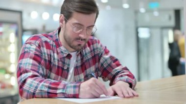 Ciddi Erkek Tasarımcı Kağıda Yazıyor 