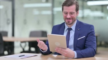 Profesyonel Genç İşadamı Tablet 'te Video Çağrısı Yapıyor