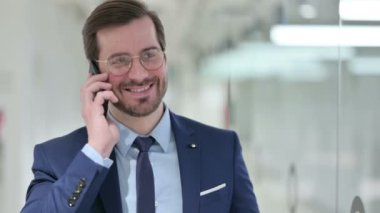 Neşeli Genç İş Adamının Portresi Akıllı Telefonla Konuşuyor