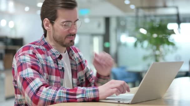 Diseñador masculino cansado con portátil que tiene dolor de cuello — Vídeo de stock