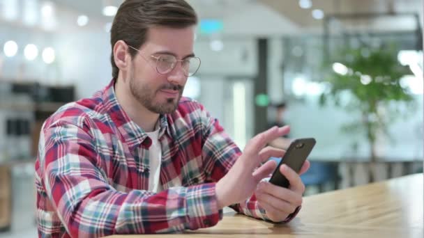 Designer masculin célèbre le succès sur Smartphone — Video