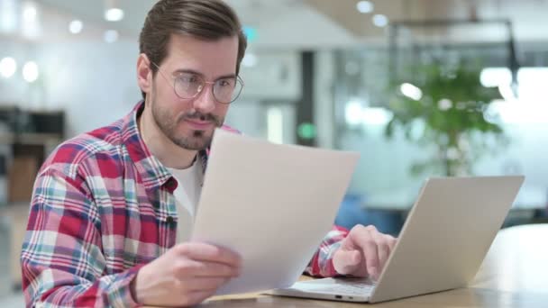 Irritado Designer Masculino com Laptop Reagindo à Perda em Documentos — Vídeo de Stock