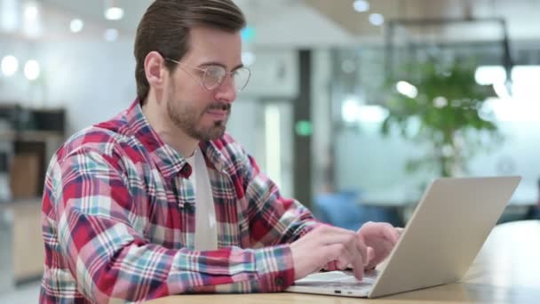 Jovem Designer Masculino com Laptop com Dor de cabeça — Vídeo de Stock