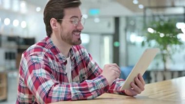 Tablet 'te Video Çağrısı Yapan Profesyonel Erkek Tasarımcı