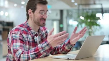 Neşeli Erkek Tasarımcı Laptop 'ta Video Çağrısında Konuşuyor 