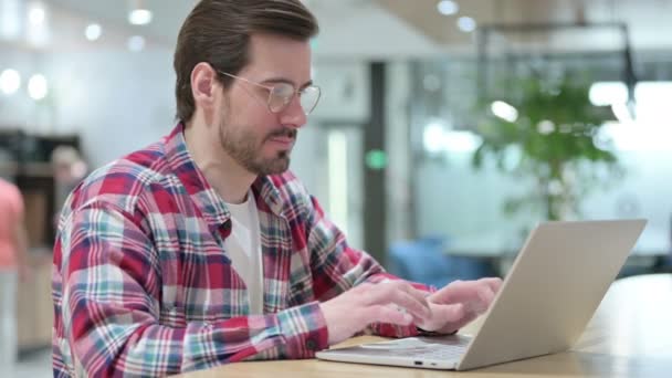 Захоплений дизайнер чоловіків святкування успіху на ноутбуці — стокове відео