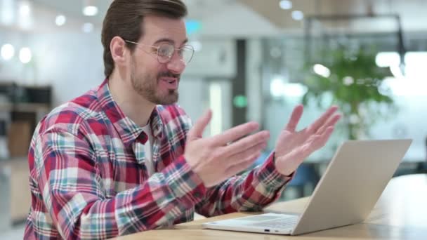 Alegre masculino designer falando no vídeo chamada no laptop — Vídeo de Stock