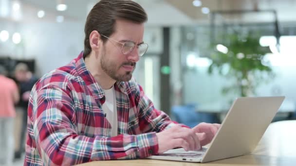 Perda, Designer Masculino reagindo a Falha no Laptop — Vídeo de Stock