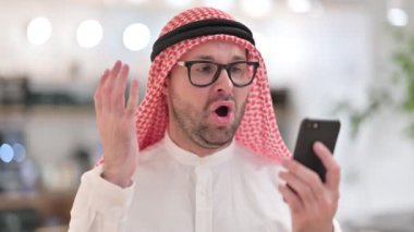 Genç Arap Adam Akıllı Telefonla Kayıp 'a Tepki Veriyor 