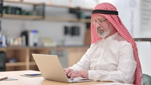 Alter arabischer Geschäftsmann mit Laptop zeigt keine Anzeichen — Stockvideo