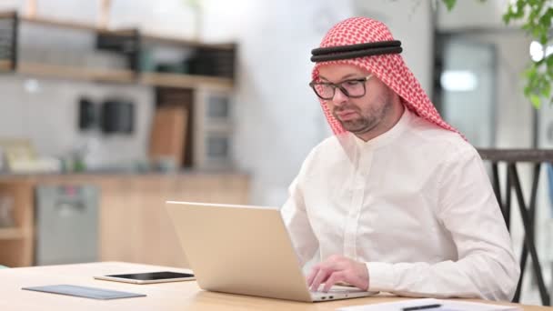 Jovem empresário árabe com laptop apontando para a câmera — Vídeo de Stock