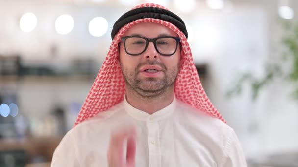 Нездоровый молодой арабский бизнесмен с зубной болью — стоковое видео